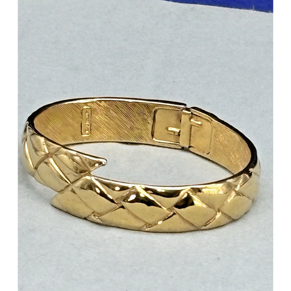 Vintage Monet Gold Tone Textured Hinged Bangle Bracelet Shiny Excellent - Picture 2 of 16